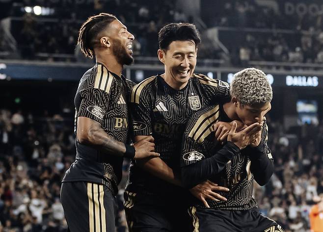 손흥민(가운데)은 골 침묵했지만, LAFC는 개막 4연승을 달렸다. 사진 LAFC SNS