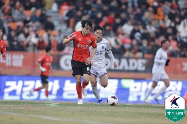 ▲ 강원FC 강준혁이 15일 강릉하이원아레나에서 열린 FC안양과 하나은행 K리그1 2026 3라운드 맞대결에서 드리블을 시도하고 있다. 한국프로축구연맹 제공
