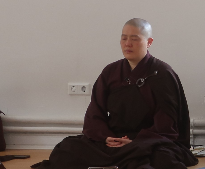 서울 종로 보화선원에서 명상을 지도하고 있는 현안스님. 현안스님 제공