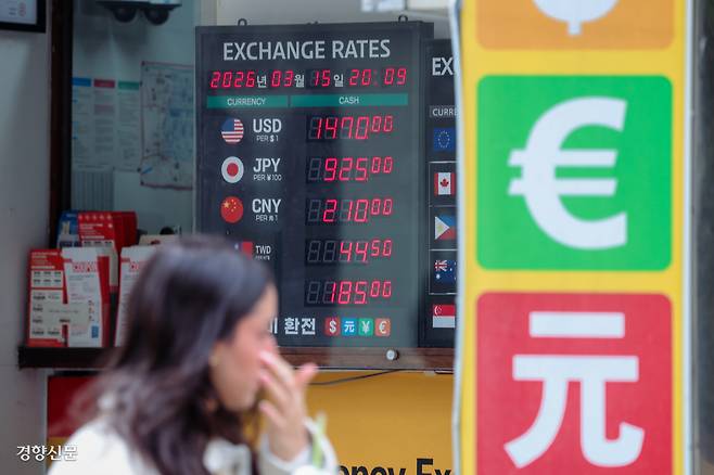 원·달러 환율 다시 1500원 육박 중동 전쟁으로 이달 들어 2주간 원·달러 평균 환율(주간 거래 종가 기준)이 1476.9원으로, 1998년 외환위기 이후 최고치를 기록하고 있다. 15일 서울 명동의 한 환전소 앞 전광판에 환율이 표시돼 있다. 이준헌 기자