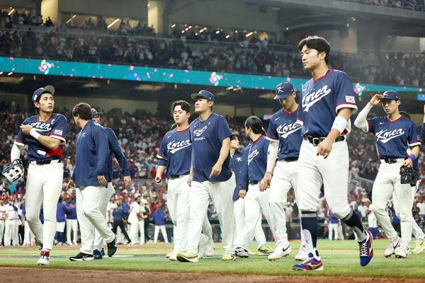 한국 야구 대표팀이 지난 14일(한국시간) 미국 론디포파크에서 열린 2026 WBC 도미니카공화국과의 준준결승전에서 패배한 뒤 아쉬워하고 있다. 이날 경기는 7회 말 심판의 콜드게임 선언으로 0-10으로 끝났다. 연합뉴스