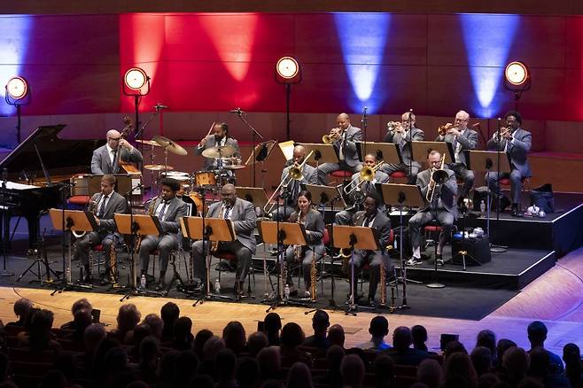 재즈 앳 링컨센터 오케스트라(JLCO)가 지난해 독일 에센에서 연주하는 모습.       (c)Gilberto Tadday/Jazz at Lincoln Center