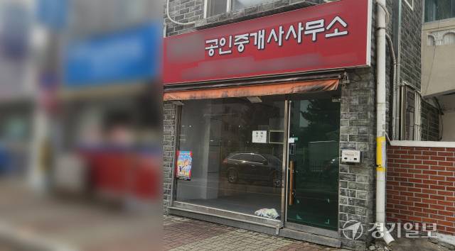 폐업한 부동산에서 도보 5분도 채 안 되는 거리에 위치한 또 다른 수원의 공인중개사사무소도 임대를 한다며 사무실 가격 등을 명시해놨다. 이연우기자