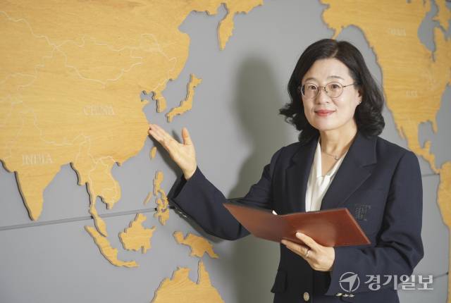 송소영 수원출입국·외국인청장이 경기일보와의 인터뷰에서 기관의 역할과 최근 정책에 대해 설명하고 있다. 홍기웅기자