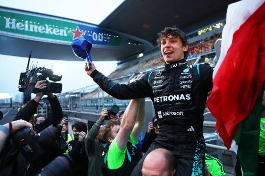 우승을 기뻐하는 키니 안토넬리. 사진[로이터=연합뉴스]