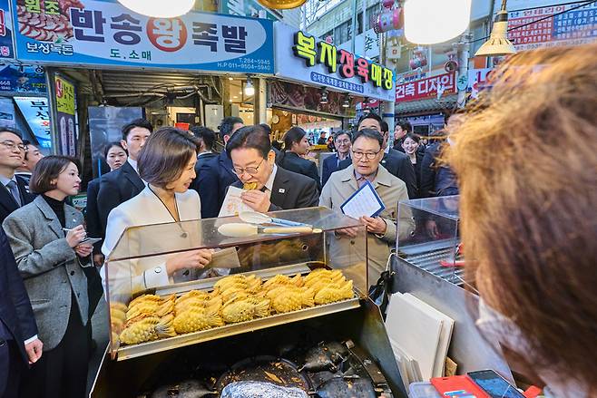 이재명 대통령 내외, 창원 반송시장 방문 / 사진=연합뉴스