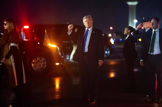 도널드 트럼프 미국 대통령이 13일(현지시간) 플로리다 팜비치인터내셔널 공항에 도착해  지지자들에게 인사하고 있다. [AFP = 연합뉴스]