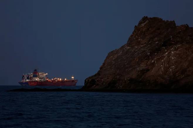 イラン戦争でホルムズ海峡で通行が事実上封鎖されると、海峡の西オマーン湾のマスカットであるタンカーが停泊している。 [로이터 = 연합뉴스]