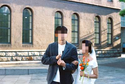 김정윤 씨(33)가 지난해 9월 결혼 소식을 알리며 지인들에게 보낸 알림장. [독자]