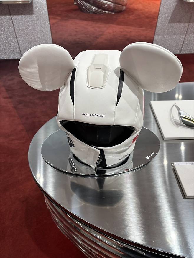 미키마우스 귀를 단 레이싱 헬멧 / 사진= 이경동 여행+ 에디터