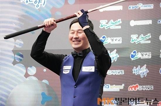 우여곡절 끝에 세계3쿠션선수권 출전권을 확보한 최완영은 이번 대회에서는 자신의 최고성적(16강)을 뛰어넘고 싶은데 예선부터 조편성이 만만치않다고 말했다. 사진은 지난 3월 국토정중앙배에서 우승한 최완영. (사진=MK빌리어드뉴스 DB)