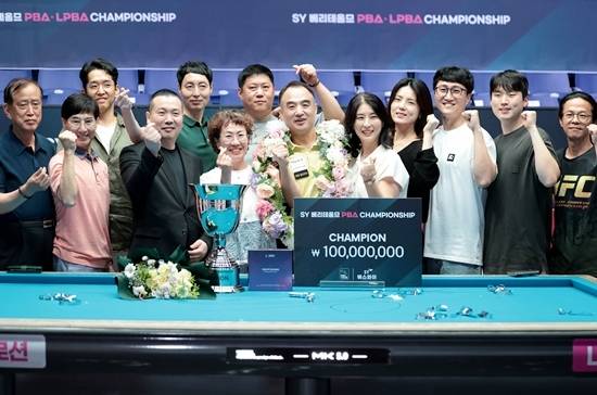 시상식에서 이승진이 지인들과 함께 포즈를 취하고 있다. (사진=PBA)