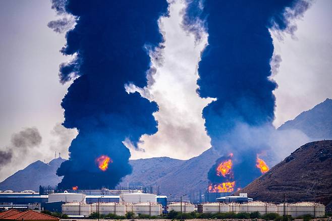 호르무즈 우회로 UAE 때린 이란
14일(현지시간) 이란 드론 공격을 받은 아랍에미리트(UAE) 푸자이라 항구의 석유 저장 시설에서 검은 연기가 치솟고 있다. 푸자이라 항구는 호르무즈 해협을 거치지 않고도 원유를 수출할 수 있는 대표적인 우회 통로다. 에너지 공급망 불안이 커지면서 유가가 150달러까지 치솟을 수도 있다는 경고도 나오고 있다. AFP연합뉴스