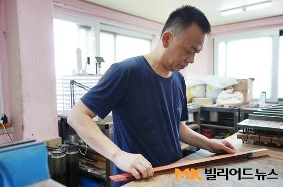몬스터큐 집성 과정을 보여주고 있는 신경섭 대표. 그는 초창기 5년간 수백번, 수천번 시행착오를 거쳐 큐의 완성도를 높였다고 말했다. 그런 만큼 합리적 가격과 최고의 퍼포먼스에 자부한다고 했다.