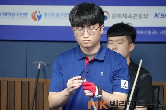 황정석은 요즘 학생선수들의 기세가 대단해  자극이 된다며 주니어대표 선발전 8강에서 만난 김도현에 대해 완벽하게 잘치는 선수라고 칭찬했다. 사진은 김도현과의 8강전에서 공격을 준비하고 있는 황정석.