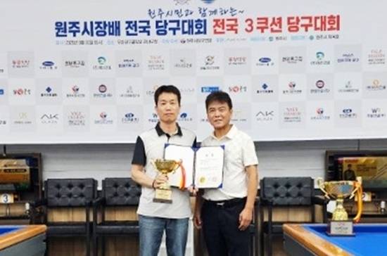 준우승 허영문(왼쪽)과 원주당구연맹 심재현 회장. (사진=원주당구연맹)