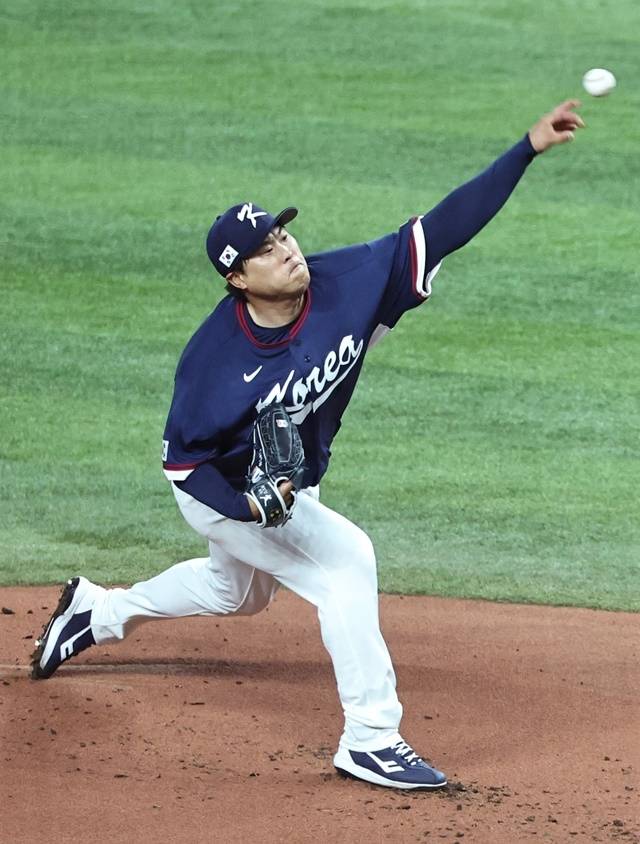 류현진이 도미니카를 상대로 공을 뿌리고 있다. 사진=연합뉴스