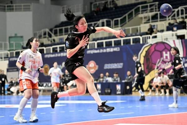 사진 삼척시청 전지연 러닝슛