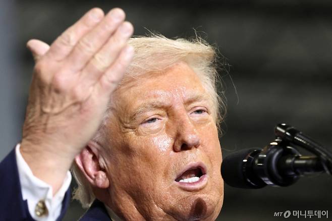 (헤브론 로이터=뉴스1) 김경민 기자 = 도널드 트럼프 미국 대통령이 11일(현지시간) 켄터키주 헤브론에 위치한 버스트 로지스틱스를 방문해 연설하고 있다. 2026.3.11 ⓒ 로이터=뉴스1 Copyright (C) 뉴스1. All rights reserved. 무단 전재 및 재배포,  AI학습 이용 금지. /사진=(헤브론 로이터=뉴스1) 김경민 기자