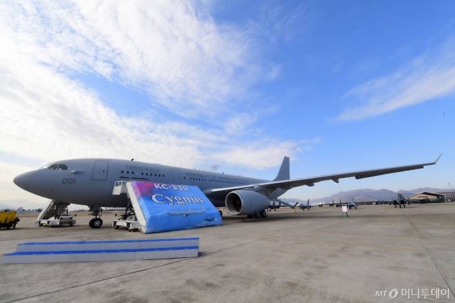 30일 공군 김해기지에서 열린 KC-330 공중급유기 전력화 행사에서 공중급유기 명명식에서 KC-300 시그너스(Cygnus)라고 적힌 현수막이 펼쳐지고 있다.  2019. 1. 30 사진공동취재단- 서울신문 정연호