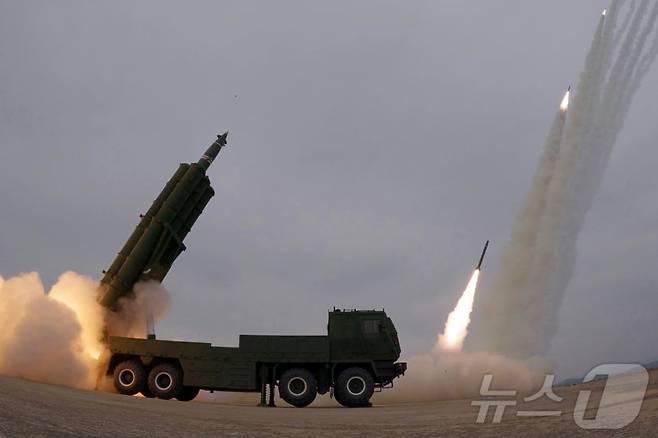 (평양 노동신문=뉴스1) = 15일 노동당 기관지 노동신문은 "14일 조선인민군 서부지구 장거리포병구분대의 화력타격훈련이 진행됐다＂면서 ＂훈련에는 600㎜ 초정밀 다연장 방사포 12문과 2개의 포병중대가 동원됐다＂고 보도했다. [국내에서만 사용가능. 재배포 금지. DB 금지. For Use Only in the Republic of Korea. Redistribution Prohibited] rodongphoto@news1.kr