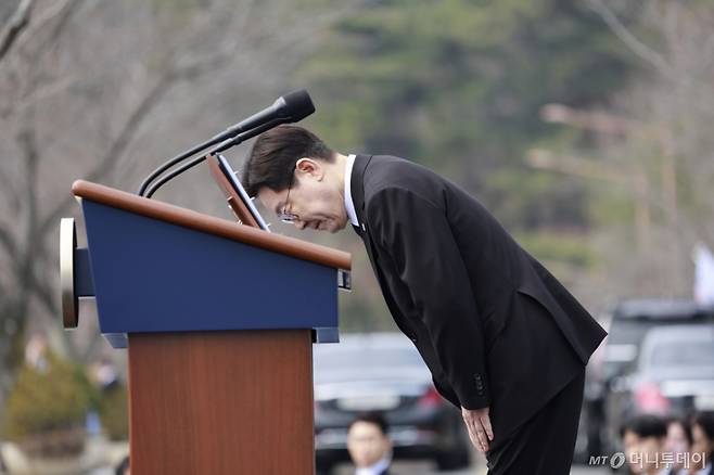 [창원=뉴시스] 최동준 기자 = 이재명 대통령이 15일 경남 창원시 국립 3.15 민주묘지에서 열린 제66주년 3.15의거 기념식에서 기념사를 마친 뒤 인사하고 있다. 2026.03.15. photocdj@newsis.com /사진=
