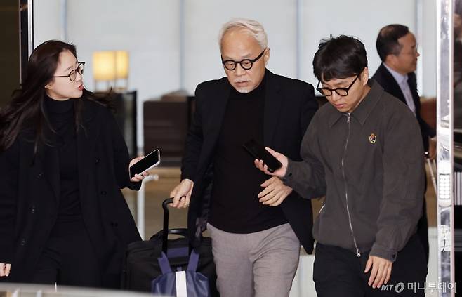 [서울=뉴시스] 김혜진 기자 = 최주선 삼성SDI 사장이 해외 출장을 마치고 13일 오후 서울 강서구 김포비즈니스항공센터를 통해 귀국하고 있다.  2026.03.13. jini@newsis.com /사진=김혜진