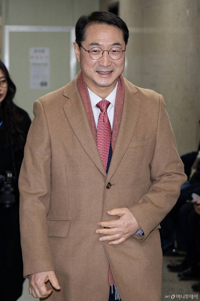 (서울=뉴스1) 유승관 기자 = 김건 국민의힘 의원이 21일 서울 여의도 국회에서 송언석 원내대표와 초선 비례대표 의원 회동을 위해 원내대표실로 향하고 있다. 2026.1.21/뉴스1  Copyright (C) 뉴스1. All rights reserved. 무단 전재 및 재배포,  AI학습 이용 금지. /사진=(서울=뉴스1) 유승관 기자