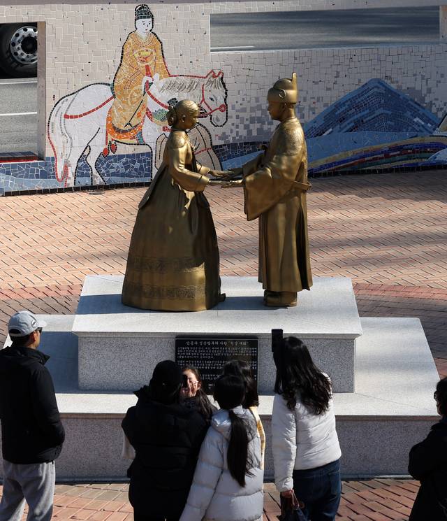 관객 수 1000만 명을 돌파한 영화 ‘왕과 사는 남자’의 역사적 배경이 된 강원 영월군 청령포에 지난 8일 관광객 발걸음이 이어지고 있다. 연합뉴스