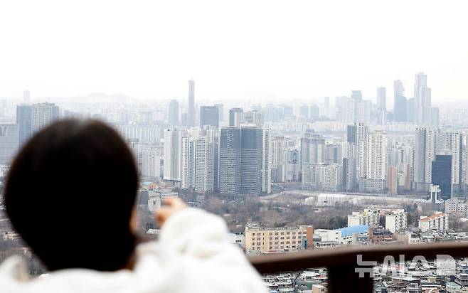 [서울=뉴시스] 김혜진 기자 = 사진은 26일 서울 중구 남산에서 서울시내 아파트가 보이고 있다. 2026.02.26. jini@newsis.com