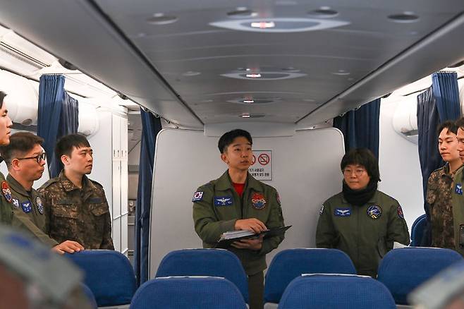 [서울=뉴시스] 14일 '사막의 빛' 임무 조종사가 공군 공중급유기(KC-330) 기내에서 임무 브리핑을 하고 있다. (사진=국방부 제공) 2026.03.15. photo@newsis.com *재판매 및 DB 금지