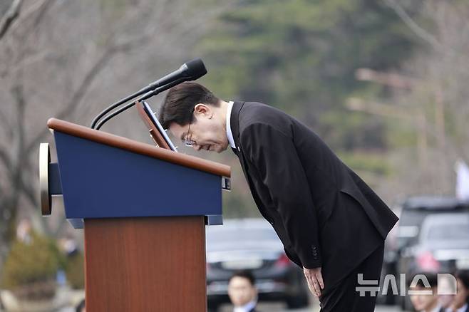 [창원=뉴시스] 최동준 기자 = 이재명 대통령이 15일 경남 창원시 국립 3.15 민주묘지에서 열린 제66주년 3.15의거 기념식에서 기념사를 마친 뒤 인사하고 있다. 2026.03.15. photocdj@newsis.com