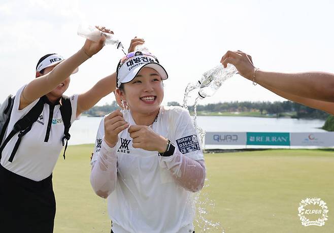 [서울=뉴시스] 김근수 기자 = 프로골퍼 임진영이 15일 태국 촌부리에 위치한 아마타 스프링스CC에서 열린 '리쥬란 챔피언십'에서 우승을 차지한 뒤 동료들에게 축하를 받고 있다. (사진= KLPGA/박준석 제공) 2026.03.15. photo@newsis.com *재판매 및 DB 금지