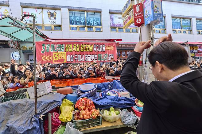 [서울=뉴시스] 최동준 기자 = 이재명 대통령이 15일 경남 창원시 반송시장을 방문해 시민들과 인사하며 하트를 만들어 보이고 있다. (사진=청와대 제공) 2026.03.15. photo@newsis.com *재판매 및 DB 금지
