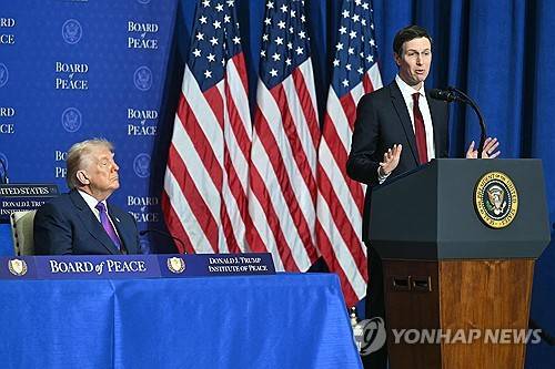 도널드 트럼프 미국 대통령(왼쪽)과 사위 재러드 쿠슈너 [AFP=연합뉴스 자료사진 제공]