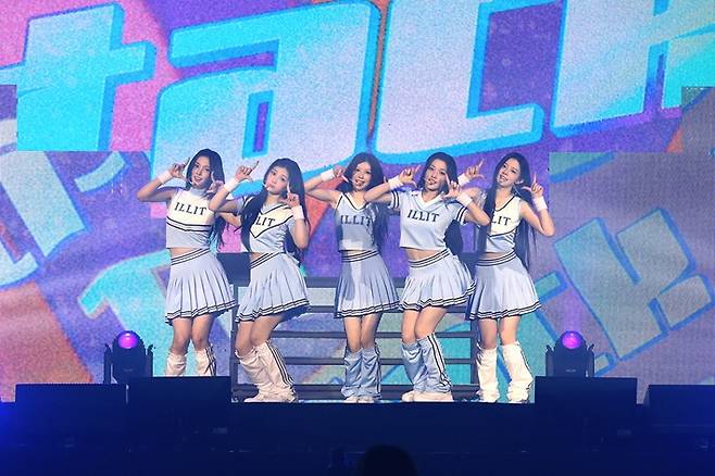 아일릿이 '틱택' 무대를 하는 모습. 빌리프랩 제공