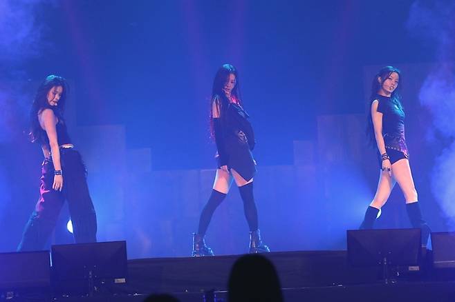 윤아, 민주, 이로하가 꾸민 '데스퍼레이트' 유닛 무대. 빌리프랩 제공