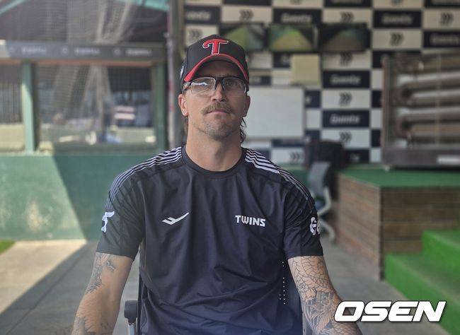 [OSEN=사직, 한용섭 기자] 호주 대표팀으로 월드베이스볼클래식(WBC)에 출전하고 돌아온 LG 트윈스 투수 라클란 웰스가 14일 사직구장에서 인터뷰하고 있다. /orange@osen.co.kr