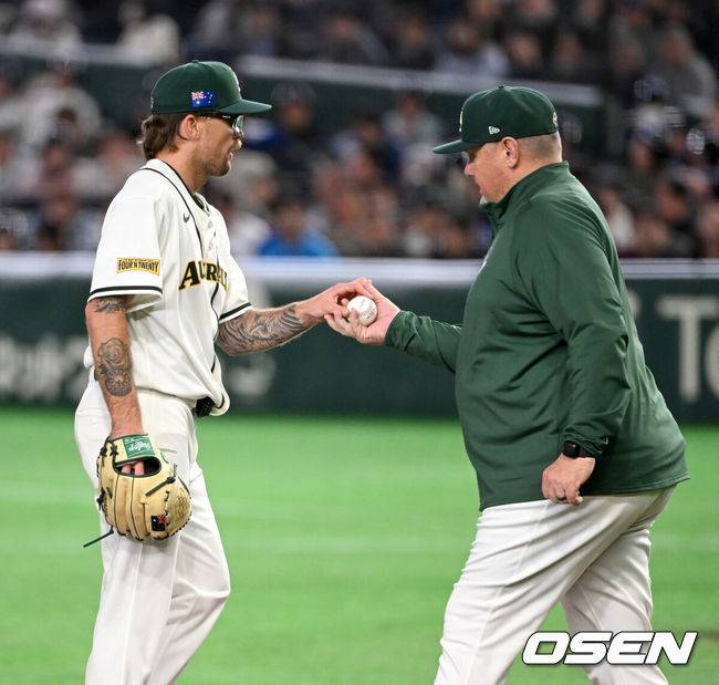 [OSEN=도쿄(일본), 손용호 기자] 도쿄의 기적이 나왔다. 한국 WBC 대표팀이 17년 만에 1라운드를 통과했다.&nbsp;한국은 9일 일본 도쿄돔에서 열린 ‘2026 월드베이스볼클래식(WBC)’ 1라운드 C조 호주와의 경기에서 로 승리를 거뒀다. 이로써 한국은 조별라운드 2승2패를 기록하면서 호주, 대만 등을 최소실점률로 제치면서 2009년 이후 17년 만에 1라운드를 통과했다. 2회초 2사 1,2루에서 호주 데이브 닐슨 감독이 라클란 웰스를 교체하고 있다. 2026.03.09&nbsp;/spjj@osen.co.kr
