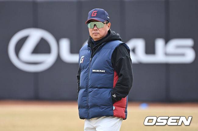 [OSEN=부산, 이석우 기자] 15일 부산 사직야구장에서 2026 신한 SOL KBO 리그 롯데 자이언츠와 LG 트윈스의 시범경기가 열린다. 지난 12일 시작된 시범경기는 24일까지 진행되며, 각 팀이 12경기씩 총 60경기가 펼쳐진다.롯데 자이언츠 김태형 감독이 선수들의 훈련을 지켜보고 있다. 2026.03.15 / foto0307@osen.co.kr