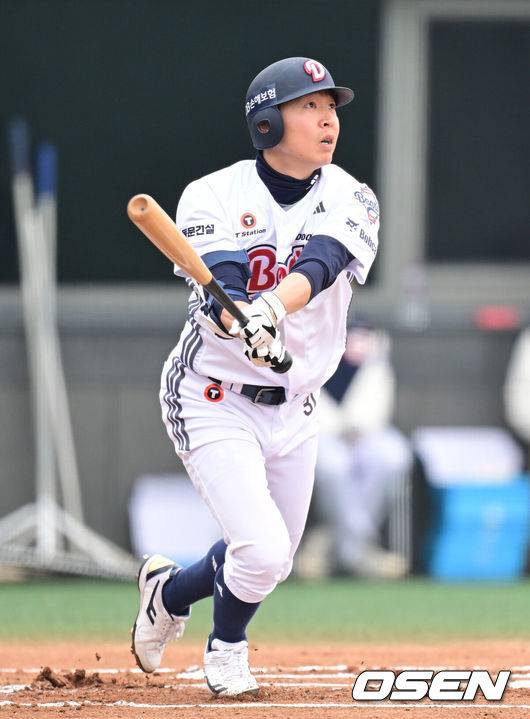 [OSEN=이천, 최규한 기자] 15일 경기도 이천 두산베어스파크에서 ‘2026 신한 SOL KBO리그’ 시범경기 두산 베어스와 삼성 라이온즈의 경기가 열렸다.홈팀 두산은 최승용, 방문팀 삼성은 임기영을 선발로 내세웠다.1회말 무사 3루 상황 두산 정수빈이 선제 우월 투런포를 날리고 있다. 2026.03.15 / dreamer@osen.co.kr