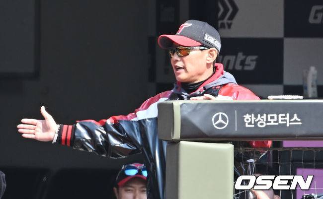 [OSEN=부산, 이석우 기자] 14일 부산 사직야구장에서 2026 신한 SOL KBO 리그 롯데 자이언츠와 LG 트윈스의 시범경기가 열렸다. 홈팀 롯데는 로드리게스가, 방문팀 LG는 임찬규가 선발 출전했다.LG 트윈스 염경엽 감독이 2회초 1사 1,2루 이주헌의 중견수 앞 1타점 안타때 득점을 올린 오지환을 반기고 있다. 2026.03.14 / foto0307@osen.co.kr