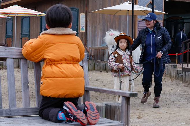 15일 경기 과천시 렛츠런파크 서울에서 열린 ‘2026 포니랜드 포니 체험’에서 한 어린이가 포니를 지켜보고 있다.