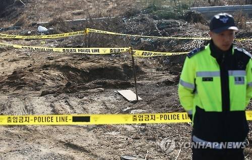 시신이 발견된 경기도 광명시의 한 도로변 공터 출입을 통제하고 있다. 연합뉴스