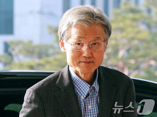 정부가 사법개혁 3법을 공포·시행한 12일 조희대 대법원장이 서울 서초구 대법원으로 출근하고 있다. 뉴스1