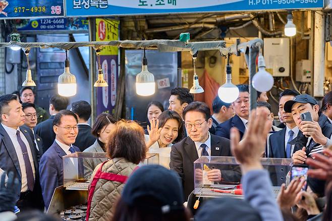 李在明（イ・ジェミョン）大統領と金恵京（キム・ヘギョン）大統領夫人が１５日、慶尚南道昌原市城山区の盤松市場を訪れ、国民にあいさつした。写真提供：青瓦台