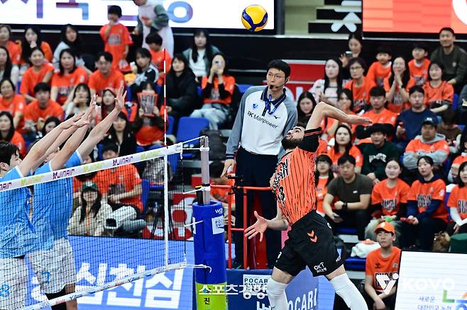 OK저축은행 디미타르 디미트로프가 15일 부산 강서체육관에서 열리는 진에어 2025~2026 V리그 6라운드 대한항공과 경기에서 공격하고 있다. KOVO 제공