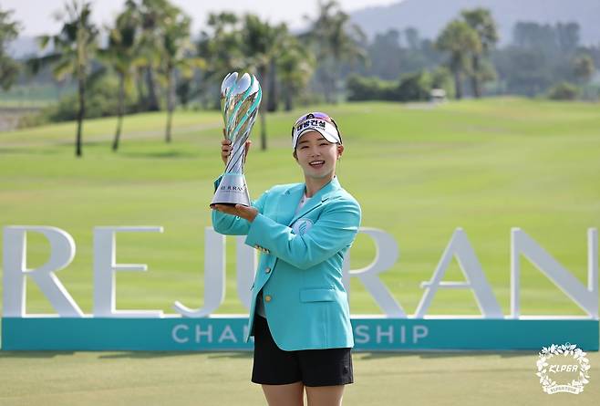 임진영이 15일 태국 촌부리 아마타스프링 컨트리클럽에서 끝난 KLPGA투어 리쥬란 챔피언십에서 우승한 뒤 우승 트로피를 들어보이고 있다. KLPGA 제공