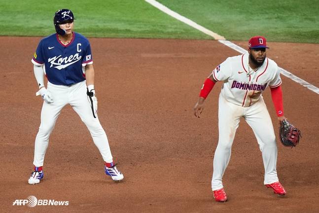 이정후(왼쪽)와 블라디미르 게레로 주니어. /AFPBBNews=뉴스1