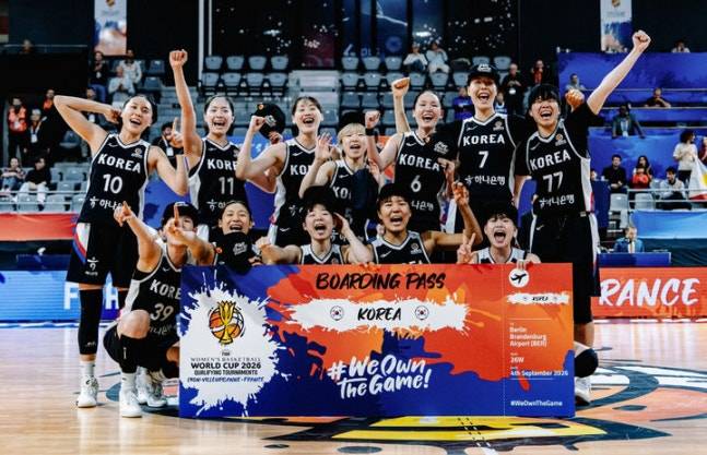 박수호 감독이 이끄는 여자 농구 대표팀이 15일(현지 시간) 프랑스 빌뢰르반에서 열린 2026 FIBA 월드컵 최종예선 4차전에서 필리핀에 105-74로 승리를 거두고 기뻐하고 있다. /사진=FIBA 제공